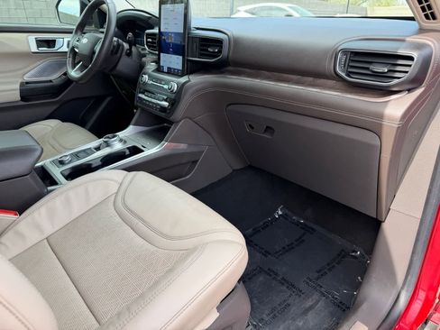 Used 2020 Ford Explorer Platinum w/ Premium Technology Package AWD/4WD image 2