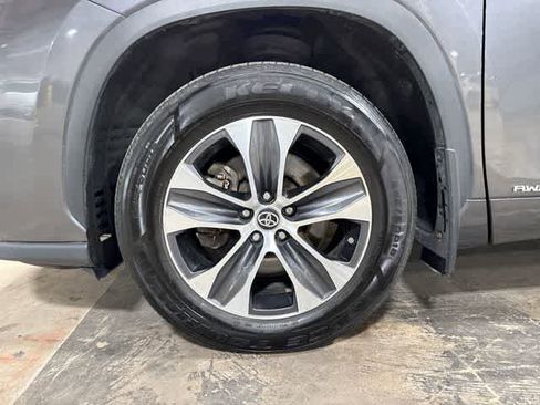 Used 2023 Toyota Highlander XLE AWD/4WD image 10