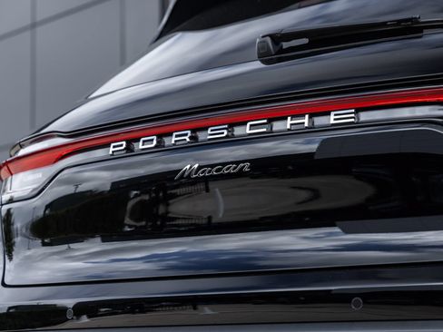 Certified 2026 Porsche Macan AWD/4WD image 16