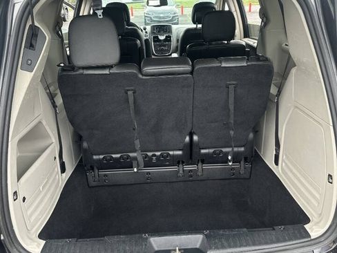 Used 2016 Chrysler Town & Country Touring-L w/ Driver Convenience Group FWD image 5