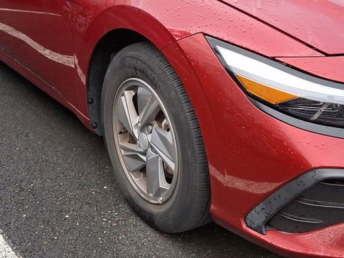 Used 2024 Hyundai Elantra SE FWD image 6