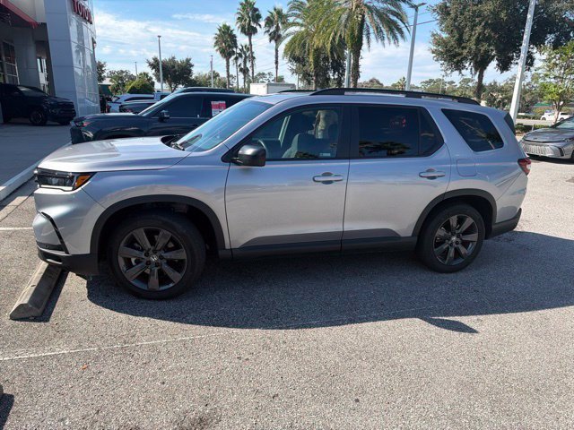 Used 2025 Honda Pilot Sport image 4