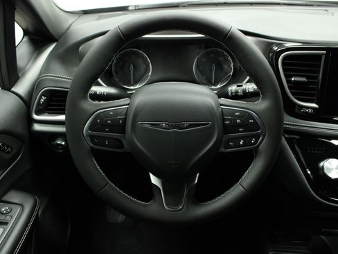 New 2026 Chrysler Pacifica Select AWD/4WD image 22