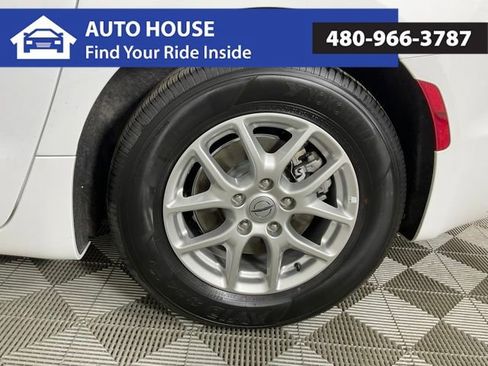 Used 2024 Chrysler Pacifica Touring-L FWD image 9