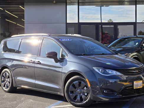 Used 2019 Chrysler Pacifica Limited w/ Advanced Safetytec Group image 1