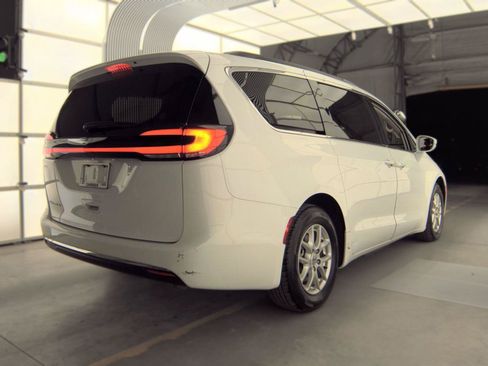 Used 2022 Chrysler Pacifica Touring-L FWD image 6