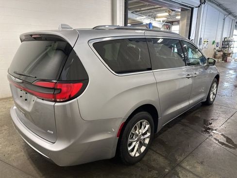 Used 2021 Chrysler Pacifica Touring-L image 4