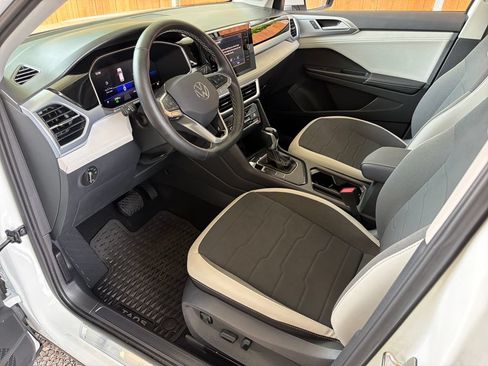 Used 2025 Volkswagen Taos SE w/ Panoramic Sunroof Package FWD image 2