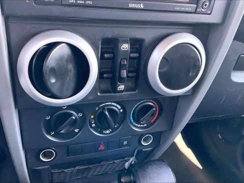 Used 2010 Jeep Wrangler Unlimited Sahara image 32