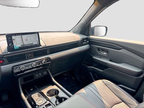 Used 2025 Honda Pilot Black Edition image 23