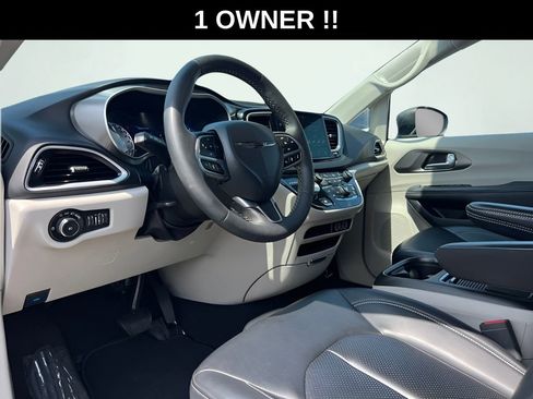 Used 2023 Chrysler Pacifica Touring-L FWD image 2