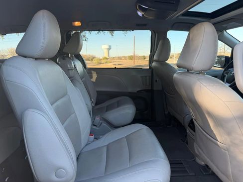 Used 2020 Toyota Sienna XLE image 29