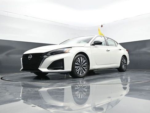 Used 2025 Nissan Altima 2.5 SV FWD image 44