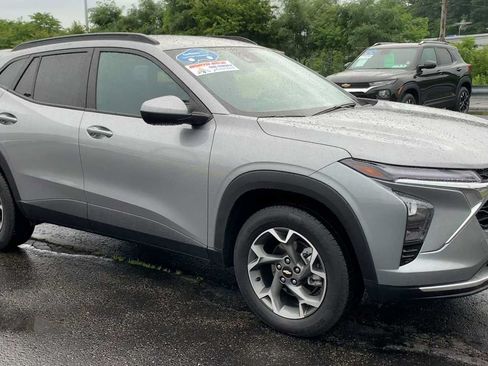 Certified 2024 Chevrolet Trax LT w/ LT Convenience Package FWD image 2