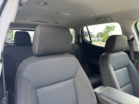 Used 2022 GMC Acadia SLE image 10