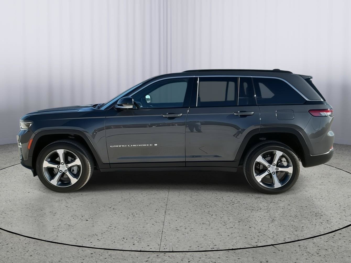 Used 2025 Jeep Grand Cherokee Limited w/ Luxury Tech Group II AWD/4WD image 2