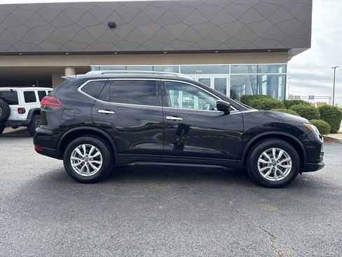 Used 2019 Nissan Rogue SV image 4