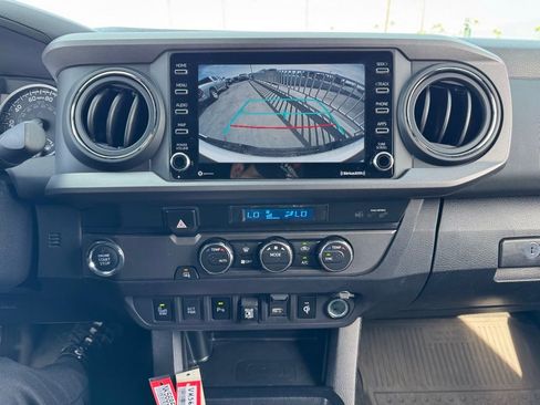 Used 2022 Toyota Tacoma TRD Sport w/ Technology Package image 9