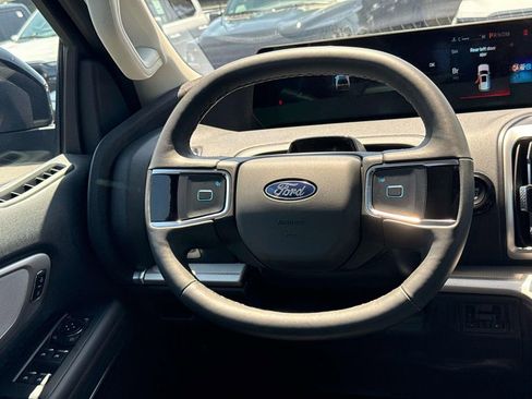 Used 2025 Ford Expedition Active RWD image 17