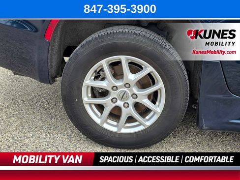 Used 2021 Chrysler Pacifica Touring-L w/ Uconnect Theater Family Group FWD image 11