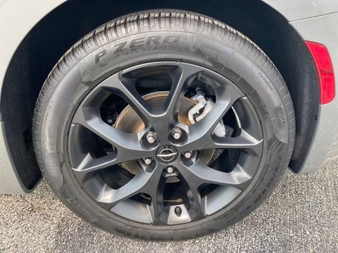 Used 2025 Chrysler Pacifica Limited FWD image 11