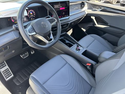 Certified 2025 Volkswagen Tiguan SE R-Line AWD/4WD image 17