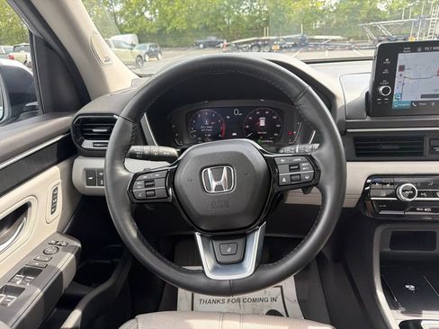 Used 2025 Honda Pilot Elite image 13