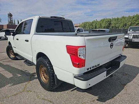 Used 2021 Nissan Titan SV w/ SV Convenience Package image 4