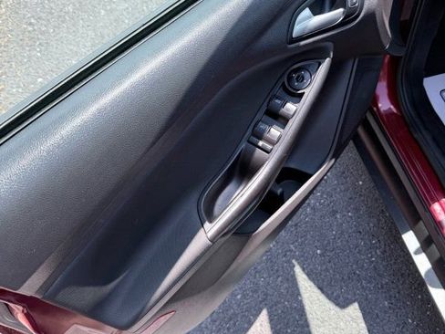 Used 2017 Ford Focus SE FWD image 8