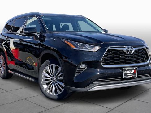 Used 2023 Toyota Highlander Platinum image 3