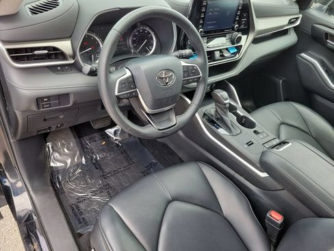 Used 2022 Toyota Highlander XLE FWD image 13