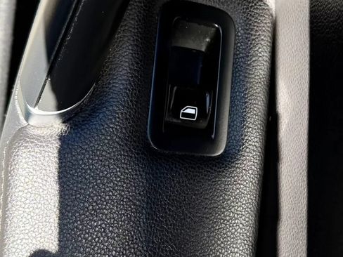 Used 2015 Volkswagen Golf S FWD image 29