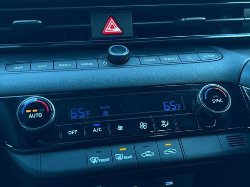 Used 2025 Hyundai Elantra SEL image 24