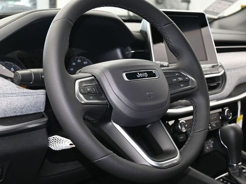 Used 2026 Jeep Compass Latitude AWD/4WD image 13