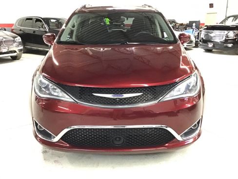 Used 2020 Chrysler Pacifica Touring-L Plus w/ Advanced Safetytec Group image 2