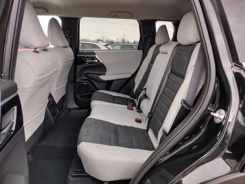 New 2025 Mitsubishi Outlander SE image 8