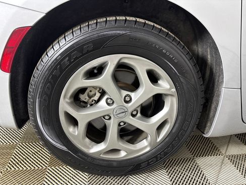 Used 2024 Chrysler Pacifica Limited FWD image 33