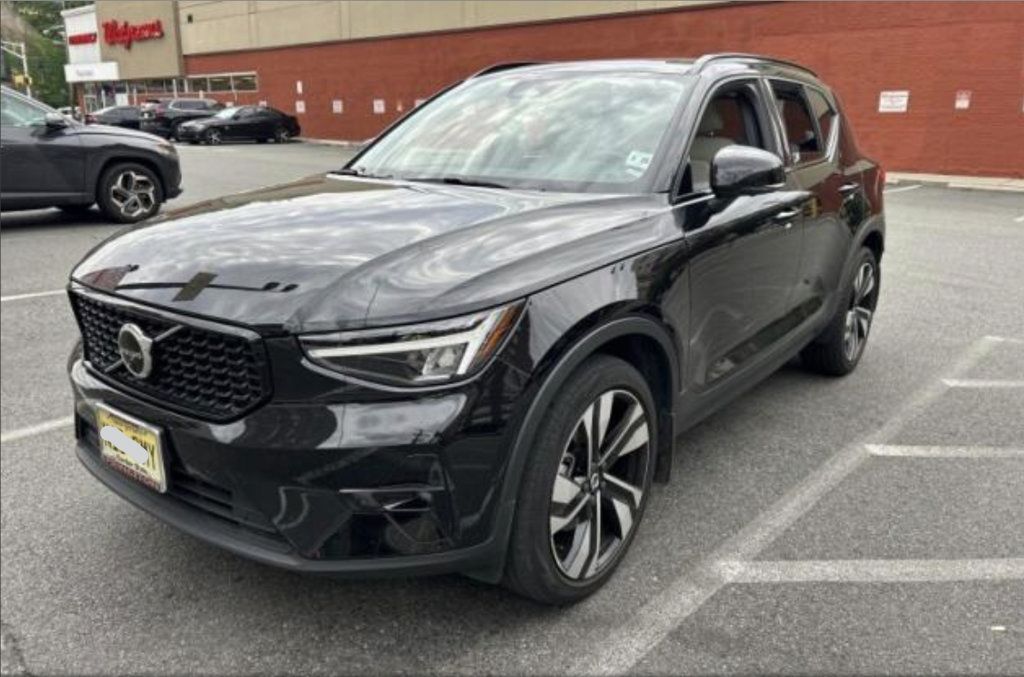 Used 2023 Volvo XC40 B5 Plus w/ Protection Package Premier AWD/4WD image 17