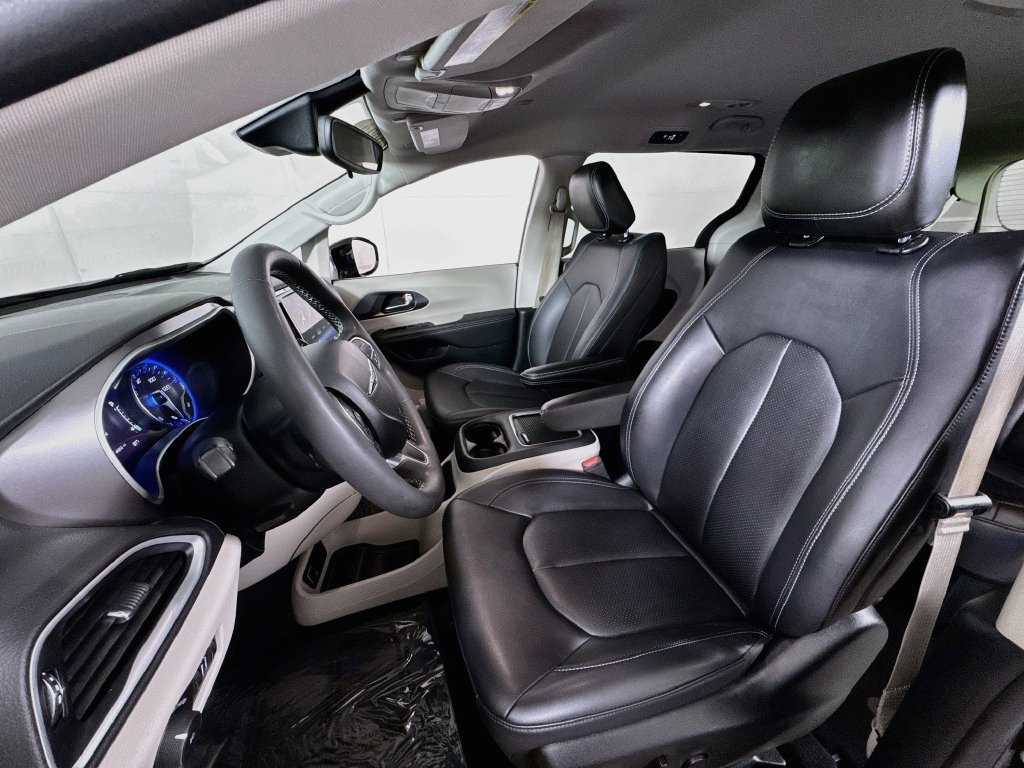 Used 2024 Chrysler Pacifica Touring-L FWD image 20