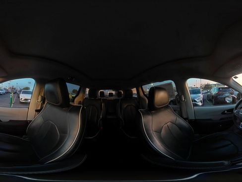 Used 2023 Chrysler Pacifica Limited image 43