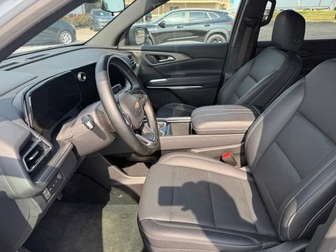 Used 2025 Chevrolet Traverse LT AWD/4WD image 6