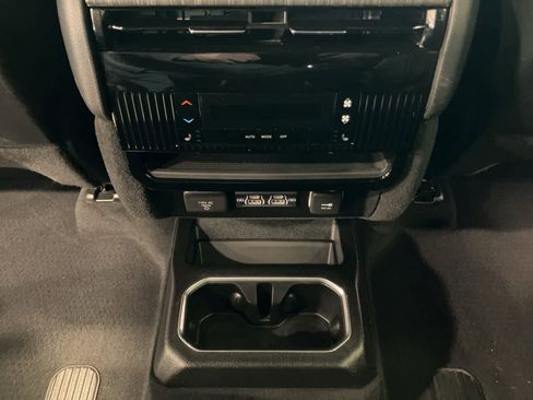 Used 2024 Jeep Wagoneer Series III AWD/4WD image 26
