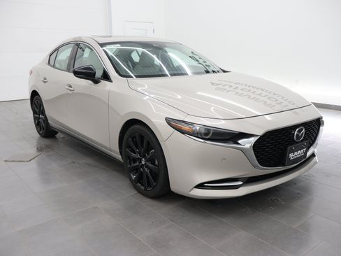 Used 2022 MAZDA MAZDA3 s AWD/4WD image 2