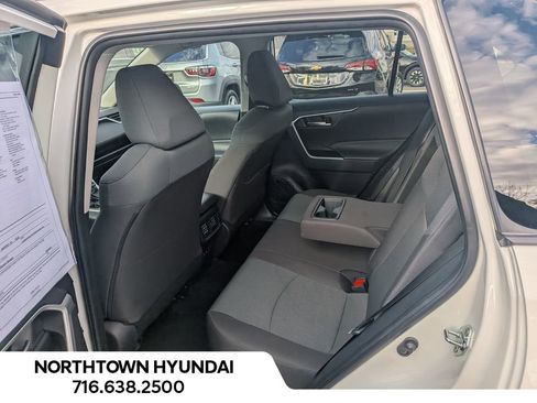 Used 2025 Toyota RAV4 XLE image 31