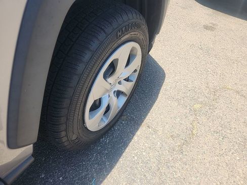 Used 2020 Toyota RAV4 LE w/ Carpet Mat Package AWD/4WD image 15