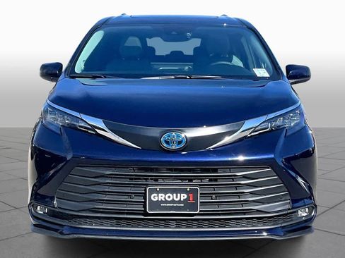 Used 2025 Toyota Sienna XLE w/ XLE Plus Package image 4