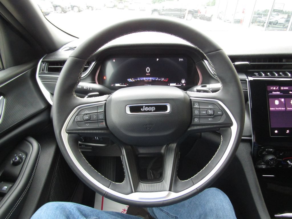 Used 2025 Jeep Grand Cherokee Altitude AWD/4WD image 23