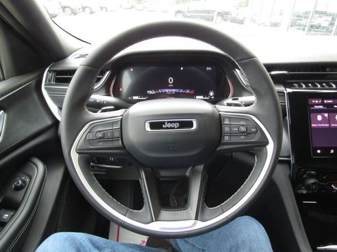 Used 2025 Jeep Grand Cherokee Altitude AWD/4WD image 23