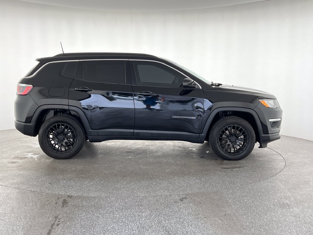 Used 2018 Jeep Compass Latitude w/ Popular Equipment Group AWD/4WD image 2