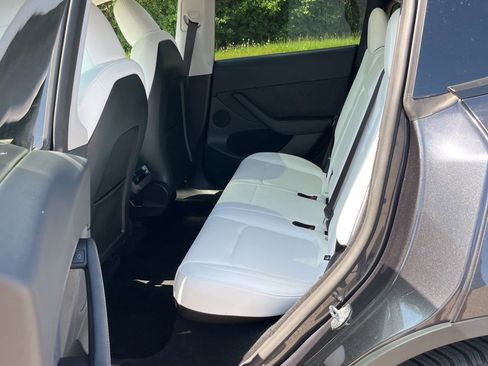 Used 2025 Tesla Model Y Long Range AWD/4WD image 4